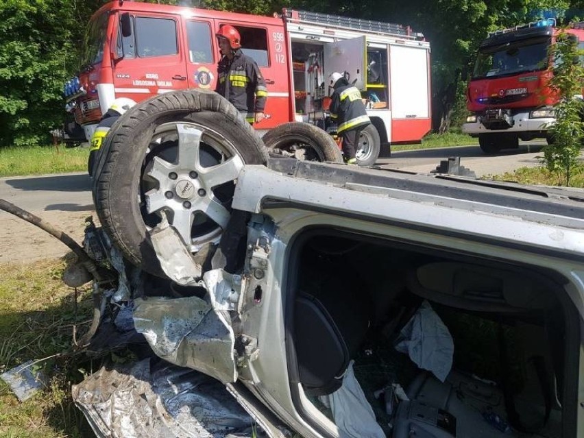 Łososina Dolna. Dachował samochód osobowy. Strażacy wyciągali kierowcę z pojazdu [ZDJĘCIA]