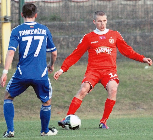 Kibice Widzewa czekają na dobry występ w meczu ekstraklasy pomocnika Krzysztofa Ostrowskiego (z piłką).