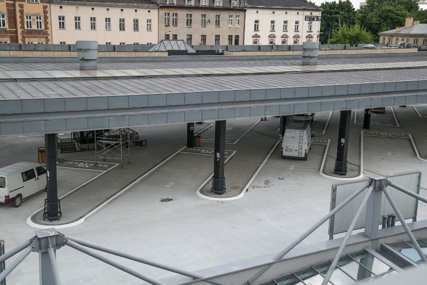 Kraków: podróżni ponownie mogą korzystać z górnej płyty dworca autobusowego RDA [ZDJĘCIA]