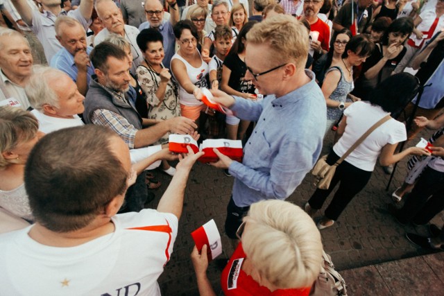 We wtorek 1 sierpnia o godzinie 21 wielu bydgoszczan zebrało się pod pomnikiem króla Kazimierza, w miejscu niedawnych protestów. Uczcili tam 73. rocznicę Powstania Warszawskiego.

>> Najświeższe informacje z regionu, zdjęcia, wideo tylko na www.pomorska.pl 