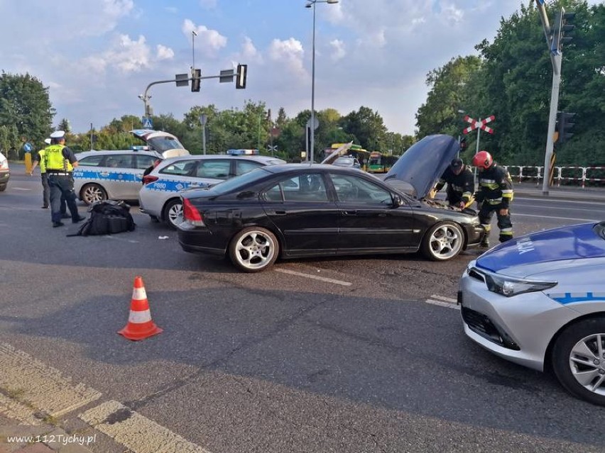 Wypadek na Mikołowskiej w Tychach. Rozbity radiowóz. Jeden z policjantów został poszkodowany