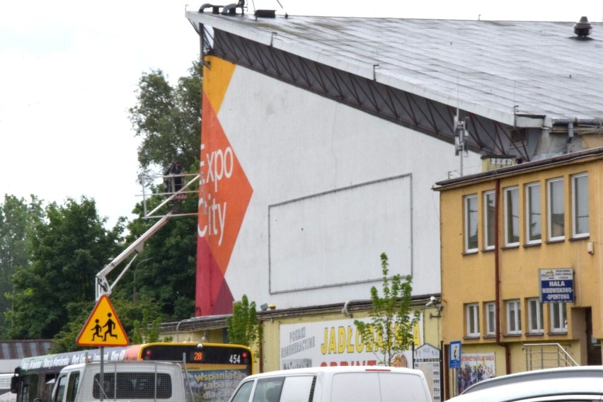 Gigantyczny, neonowy koszykarz zawiśnie na Hali Widowiskowo-Sportowej w Kielcach. Będzie jak przed laty!