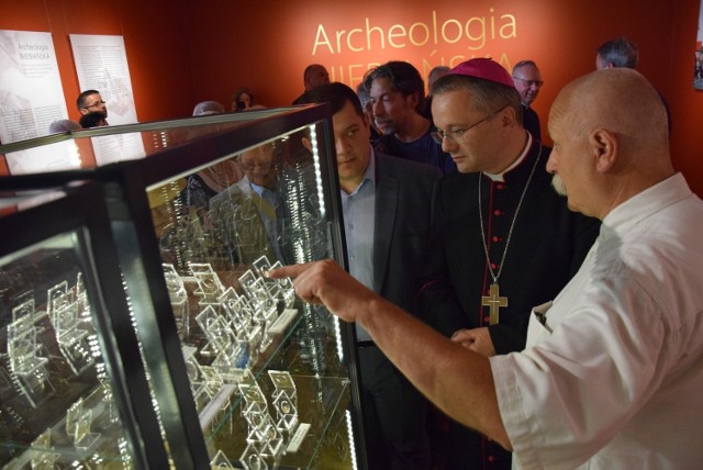 Monety znalezione w katedrze pokazywał bp. Tadeuszowi Lityńskiemu i prezydentowi Jackowi Wójcickiemu szef działu archeologii w muzeum Stanisław Sinkowski