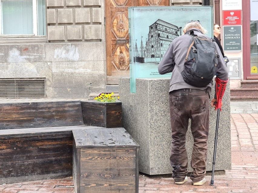 Bezdomni koczują na klatkach schodowych bloków: ładują komputery i załatwiają się