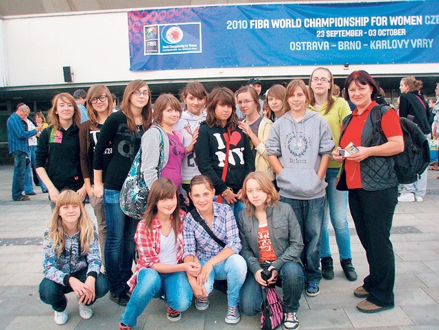 Uczennice pojechały do czeskiej Ostrawy na mistrzostwa świata koszykarek.