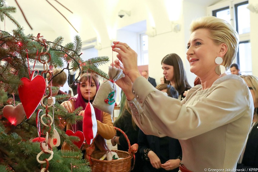 Agata Duda ubrała choinkę w Pałacu Prezydenckim z młodzieżą z Nałęczowa (Galeria zdjęć)