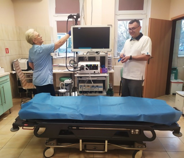 Regina Konopacka - pielęgniarka i Jarosław Chlipała - ordynator oddziału wewnętrznego prezentują nowy sprzęt