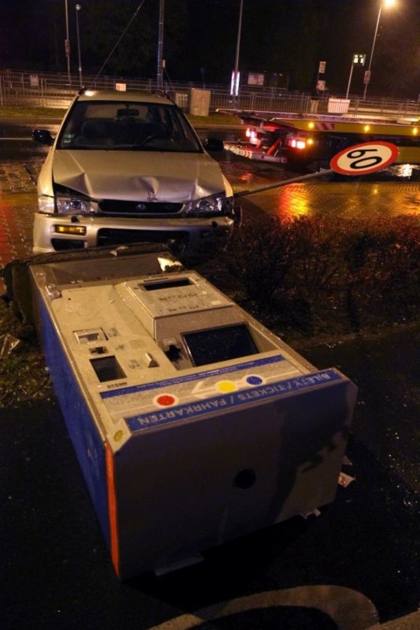 Wrocław: Wypadek na Lotniczej. Auto wjechało w biletomat (ZDJĘCIA)