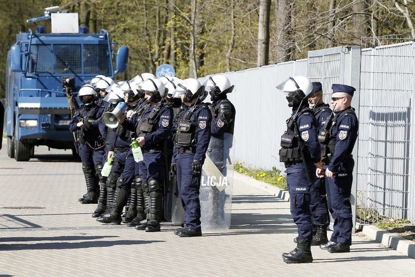W Łodzi policja walczyła z kibicami. Ćwiczenia na dworcu Kaliskim policji i funkcjonariuszy SOK