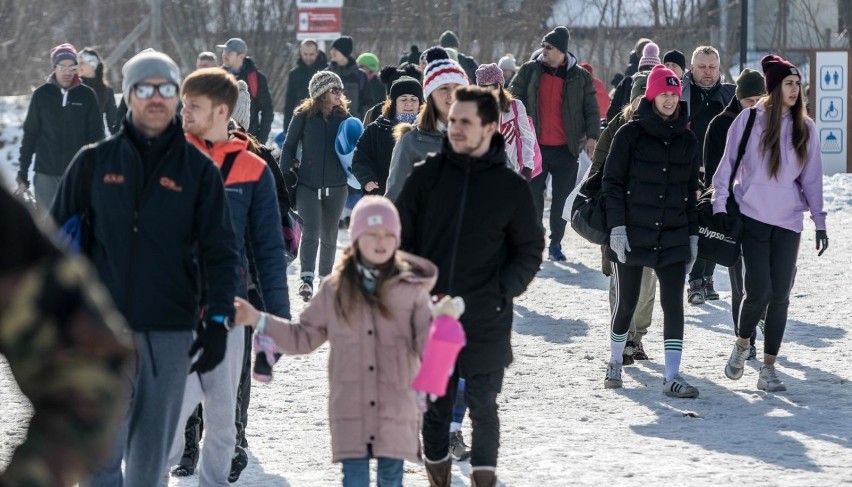 Morsowanie z Adrianem Hoffmanem. "Nawet jeśli morsowanie jest tylko modą, to takie prozdrowotne zabiegi bardzo mnie cieszą"