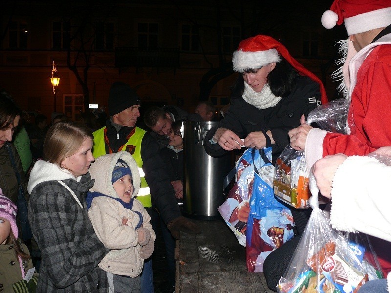 Na Starym Rynku czerwono od Mikołajów (FOTO)