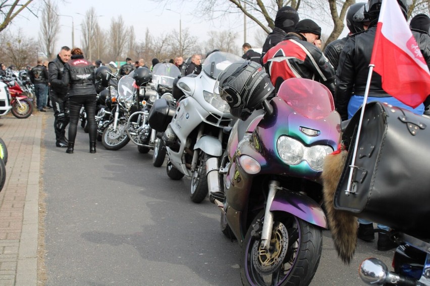 Motocykliści z Konina pożegnali zimę i powitali wiosnę. Marzanna skończyła w odmętach jeziora w Ślesinie [ZDJĘCIA]
