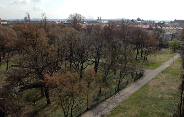 Krakowianie znów będą mogli spacerować po parku przy ulicy Szlak.