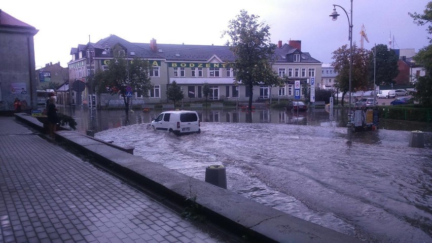 Ulewa w Kielcach. Zalane ulice, kielczanie szukali schronienia