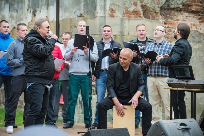 Marek Piekarczyk zaśpiewał w więzieniu w koncercie finałowym projektu "W Drodze do Niepodległej" [ZDJĘCIA]