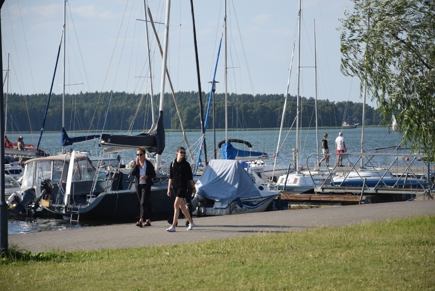 W Charzykowach można wypoczywać na plaży, pływać w jeziorze,...