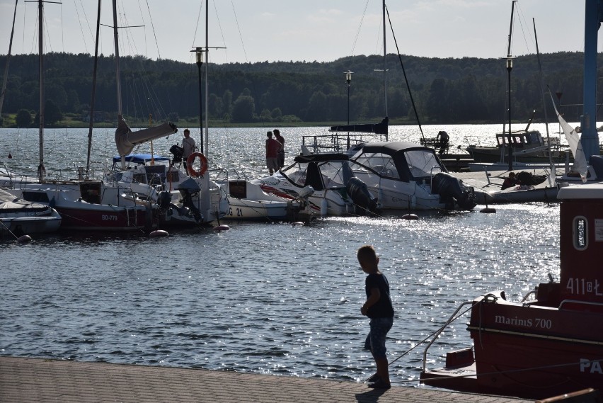 W Charzykowach można wypoczywać na plaży, pływać w jeziorze,...