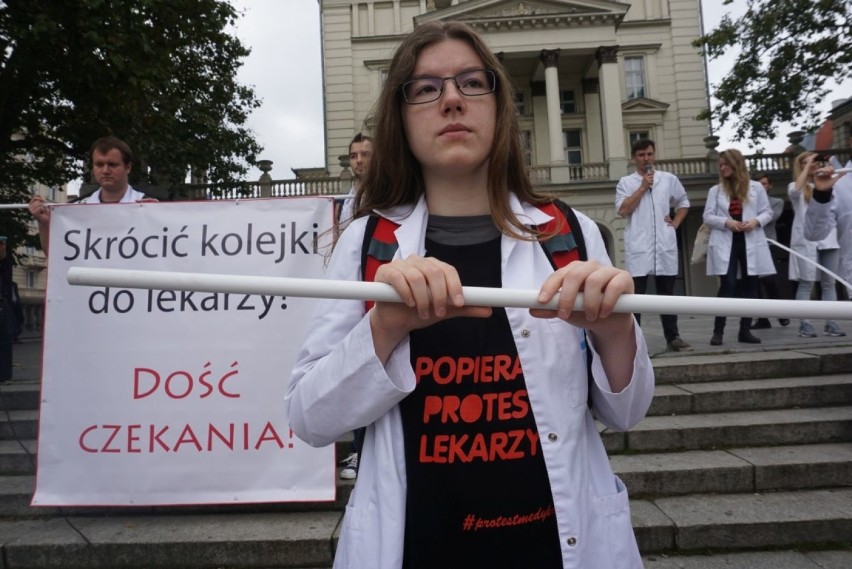 Protest lekarzy rezydentów na pl. Wolności w Poznaniu [ZDJĘCIA, WIDEO]