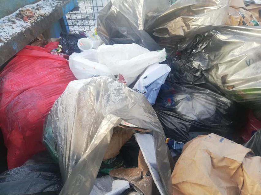 Śmieci wyrzucone przy ul. Staropoznańskiej w Inowrocławiu