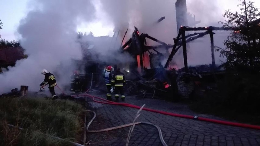 Pożar drewnianego budynku przy ul. Kamiennej w Sporyszu. Jeden strażak ranny