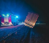 Nocny wypadek na autostradzie A1 w Rębielczu. Tir na barierkach