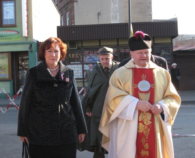 Poczty sztandarowe zostały uroczyście powitane przez prezydent miasta Annę Milczanowską. Fot. Klaudia Sowiak