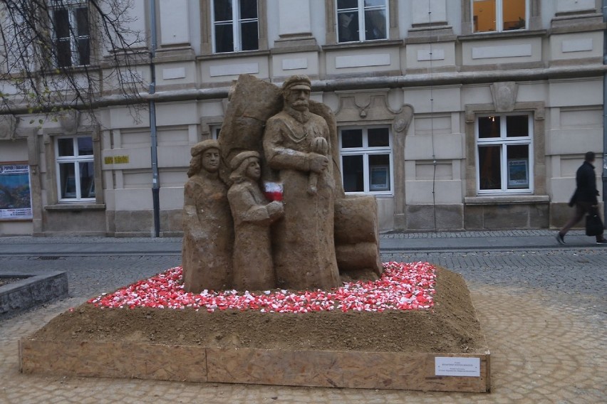 Dekoracje niepodległościowe w miastach. Na zdjęciu Legnica