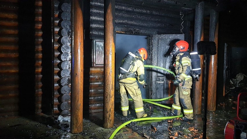 Elbląg. Strażacy gasili pożar drewnianego budynku w Próchniku. Dom płonął jak pochodnia