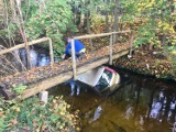 Auto wpadło do rzeki w Prosperowie. Kierująca nim kobieta uciekła w ostatniej chwili! [zdjęcia]
