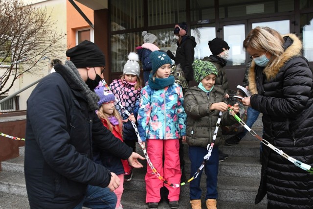 Kolorowy łańcuch o długości jednego kilometra wykonali uczniowie ze Szkoły Podstawowej nr 31 z Oddziałami Integracyjnymi przy ulicy Krzemionkowej w Kielcach. Pokaźnych rozmiarów ozdobę zaprezentowali w piątek. Wygląda imponująco.



- Pomysł narodził się jeszcze we wrześniu podczas zajęć dzieci. Zastanawialiśmy się, czy zdołamy wykonać łańcuch, który mógłby objąć całą szkołę - mówi nauczyciel Bartłomiej Mańko. - Codziennie powstawało od 5 do 20 metrów łańcucha i udało się!

Ostatecznie powstał łańcuch o długości 1300 metrów, który z łatwością obejmuje budynek placówki. W piątek osobiście sprawdzili to uczniowie, pedagodzy oraz dyrektor szkoły, Marta Dibelka.

Zobaczcie zdjęcia>>>