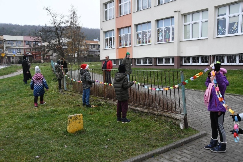 Kilometrowy łańcuch zdobi kielecką szkołę [WIDEO, ZDJĘCIA]