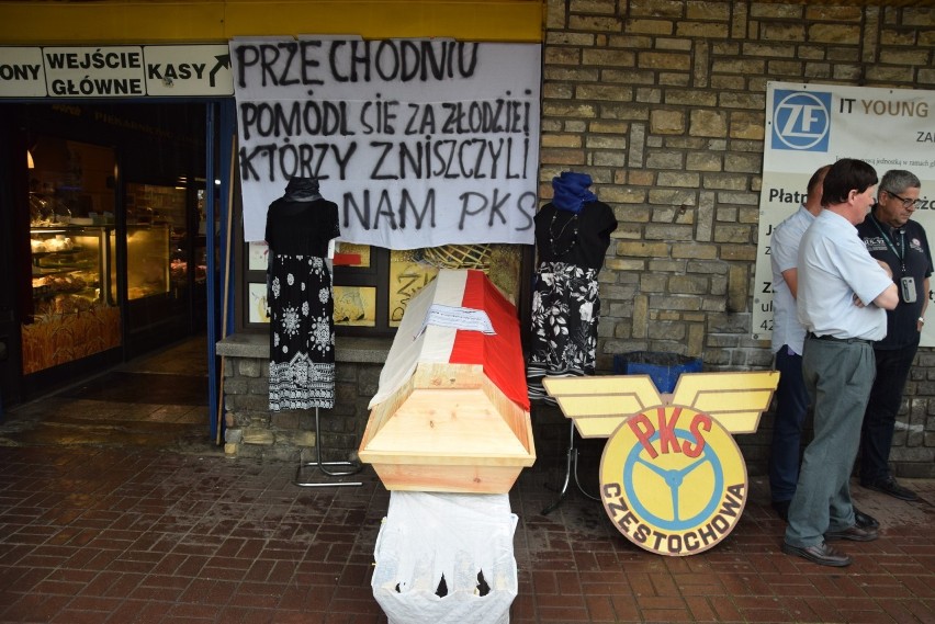 Pracownicy PKS Częstochowa zorganizowali symboliczny pogrzeb...