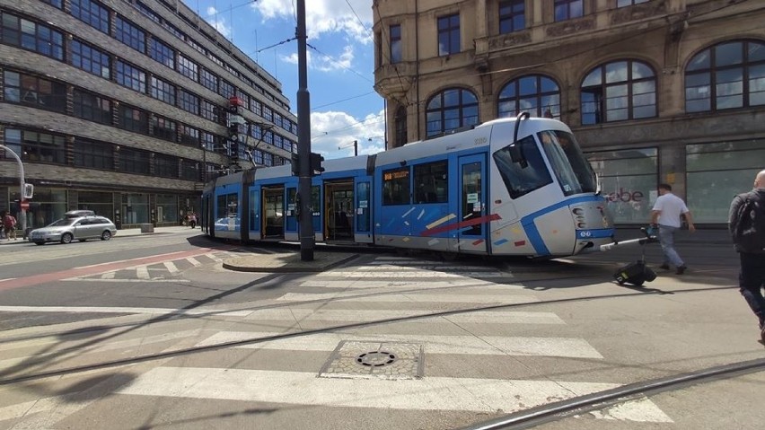 Wrocław. Uwaga pasażerowie MPK. Wykoleił się tramwaj w centrum miasta. Są utrudnienia! 