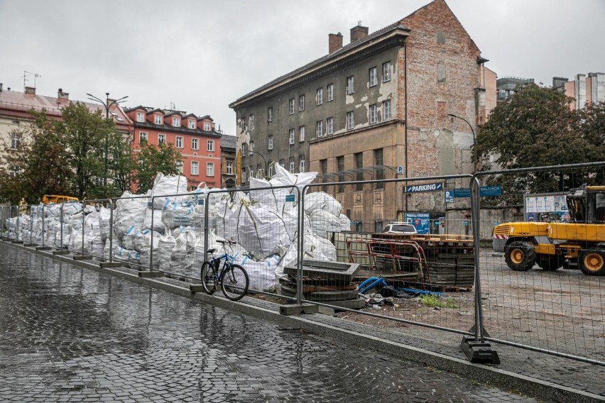 Kraków. Niekończące się problemy i opóźnienia związane z przebudową placu Biskupiego [ZDJĘCIA]