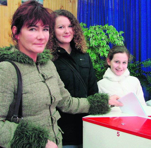 Alicja Borkowska z Brzeszcz na wybory poszła z córkami. 5 grudnia raz jeszcze postawi krzyżyk