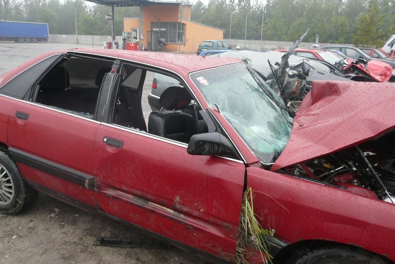 Wypadek pod Inowłodzem na drodze nr 48. Audi zderzyło się z renault kangoo. Dwie osoby nie żyją