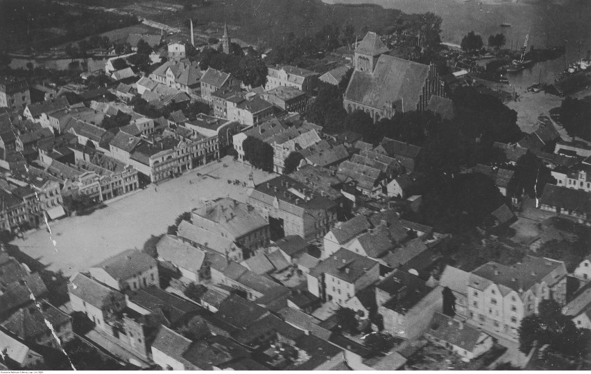 Widok z loty ptaka na ratusz i kościół.
Data: 1928-07