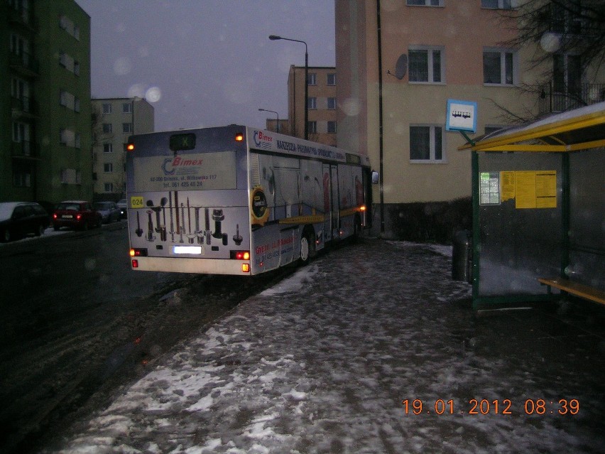 Autobus uderzył w budynek na ulicy Budowlanych w Gnieźnie