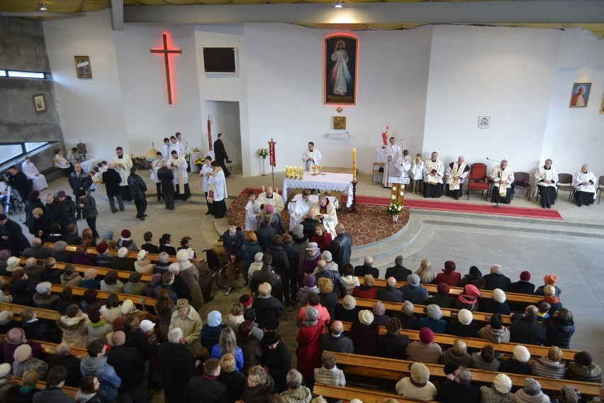 W Starogardzie otwarto kościół pw. Miłosierdzia Bożego. Biskup wmurował kamień węgielny FOTO i FILM