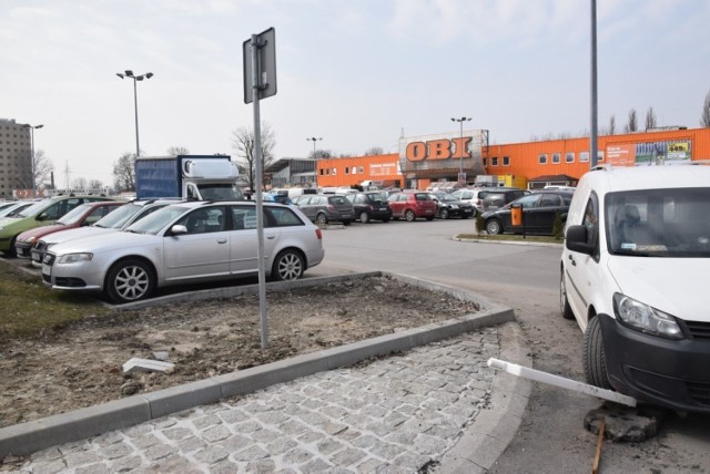 Prezentujemy najbardziej bezmyślne przykłady parkowania - tym razem podsumowujemy marzec 2021 roku. Z pomocą profilu na Facebooku "Jak się parkuje w Kielcach" oraz na zdjęć podstawie nadesłanych na adres internet@echodnia.eu oraz zrobionych przez reporterów "Echa Dnia" wybraliśmy 30 przykładów bezmyślnego parkowania na ulicach czy placach Kielc. Na zdjęciu parking przed OBI przy Zagnańskiej w piątek 26 marca, tuż przed zamknięciem marketów budowlanych na co najmniej dwa tygodnia. Jak widać kierowca tego auta był go nawet gotów uszkodzić byleby zrobić zakupy.

Na kolejnych slajdach równie pomysłowi "mistrzowie parkowania z Kielc" - 30 przykładów totalnej bezmyślności z marca 2021 roku>>>