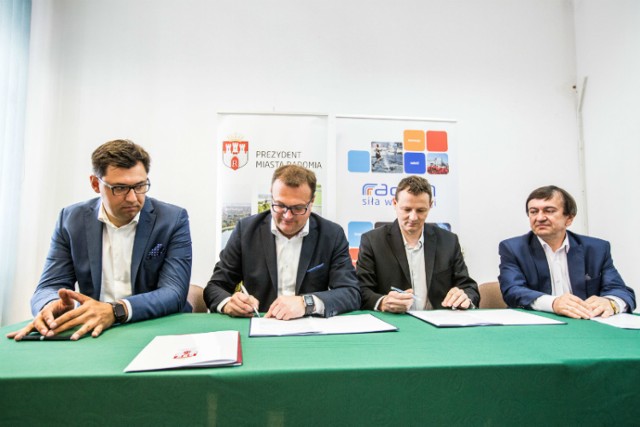 Wczoraj podpisano umowę na przebudowę ratusza. Na zdjęciu od lewej: wiceprezydent Konrad Frysztak, prezydent Radosław Witkowski, prezes Wojciech Grzenia i dyrektor Eugeniusz Kaczmarek.