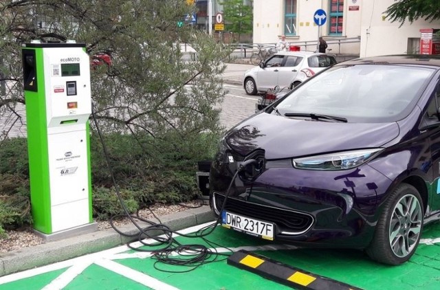 Więcej darmowych parkingów i punktów ładowania dla posiadaczy aut elektrycznych we Wrocławiu.