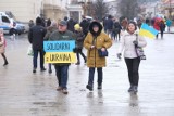 „Solidarni z Ukrainą”. Manifest KOD na toruńskiej starówce