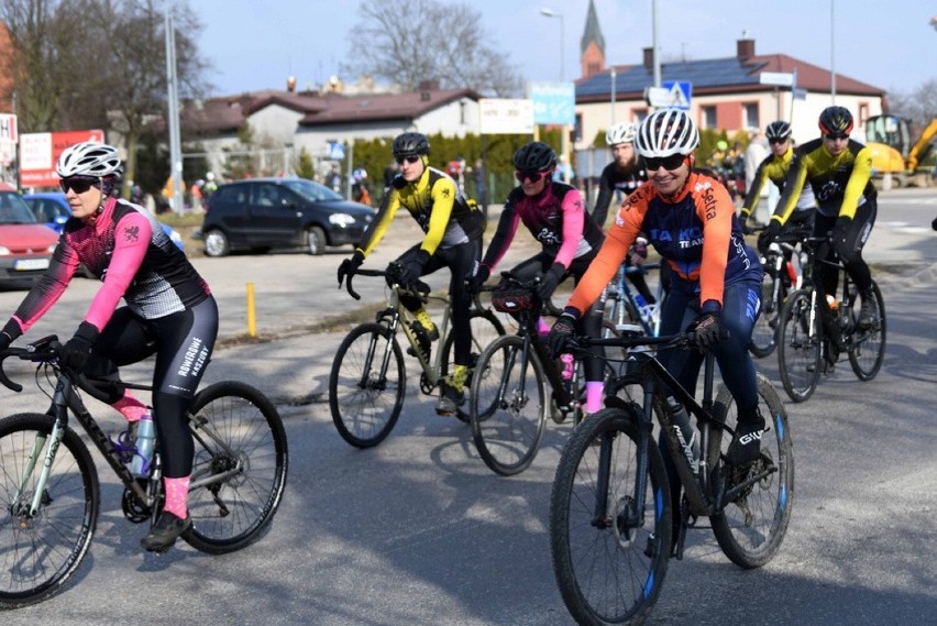 Bardziej i mniej zaawansowani kartuscy cykliści wybrali się...