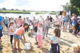 Śremska plaża pełna mydlanych baniek i kolorów. Zobaczcie, jak bawiono się nad jeziorem Grzymisławskim [ZDJĘCIA]