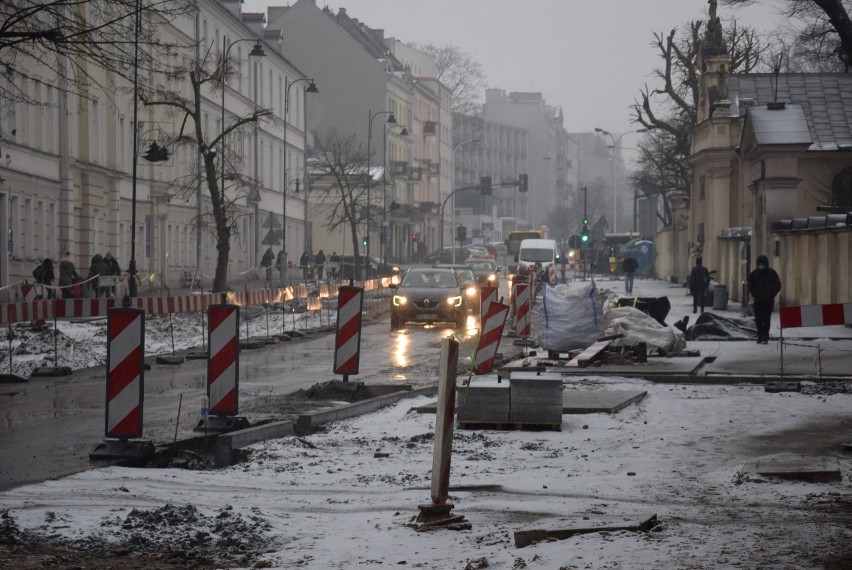 Remont ulicy Śródmiejskiej w Kaliszu trwa. Sprawdź, jak...