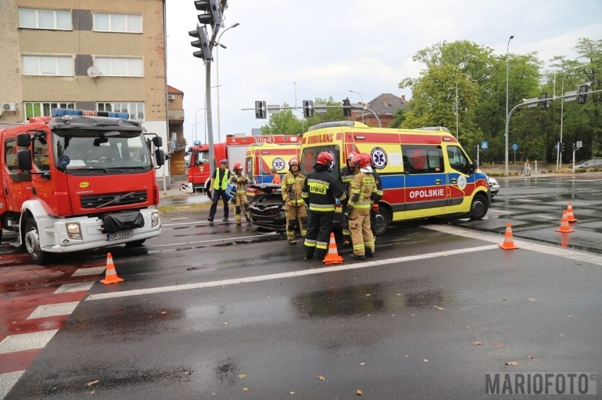 Wypadek rodziny z dwójką dzieci w centrum Opola. Samochód zderzył się z karetką [ZDJĘCIA]