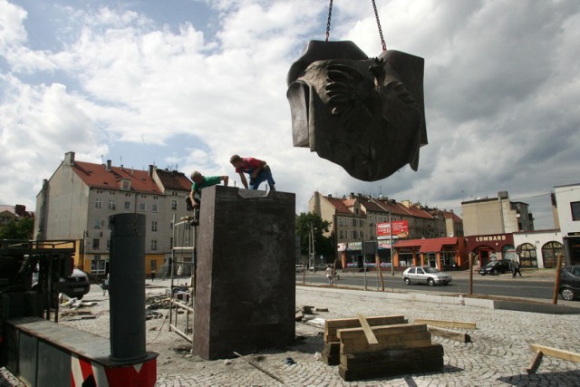 Montaż Pomnika Zesłańcom Sybiru w Legnicy