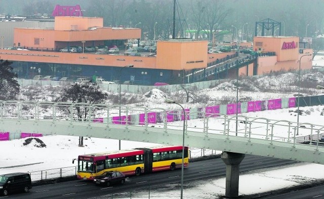 Mimo że trwa zima, prace przy budowie kładki nad ul. Na Ostatnim Groszu idą pełną parą