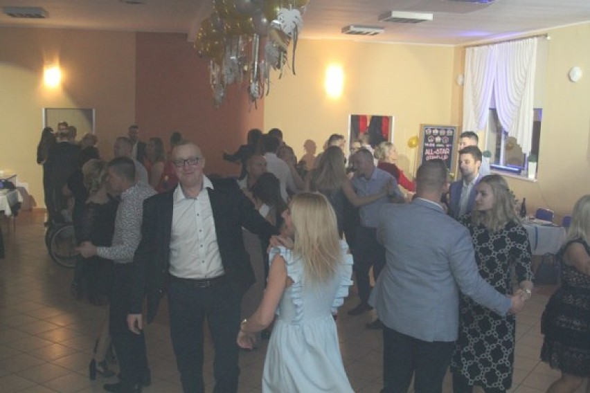 Zespół Power Hit zabawiał gości na Andrzejkach w Nowych Tłokach